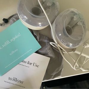 Willow 2.0 with flanges, power cord, and storage bags